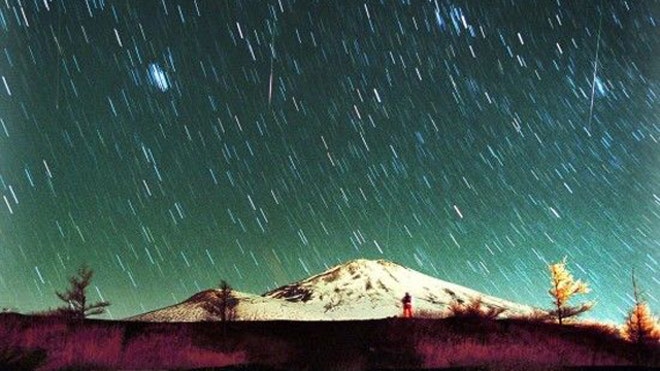 Leonid Meteors over mt. Fuji.jpg